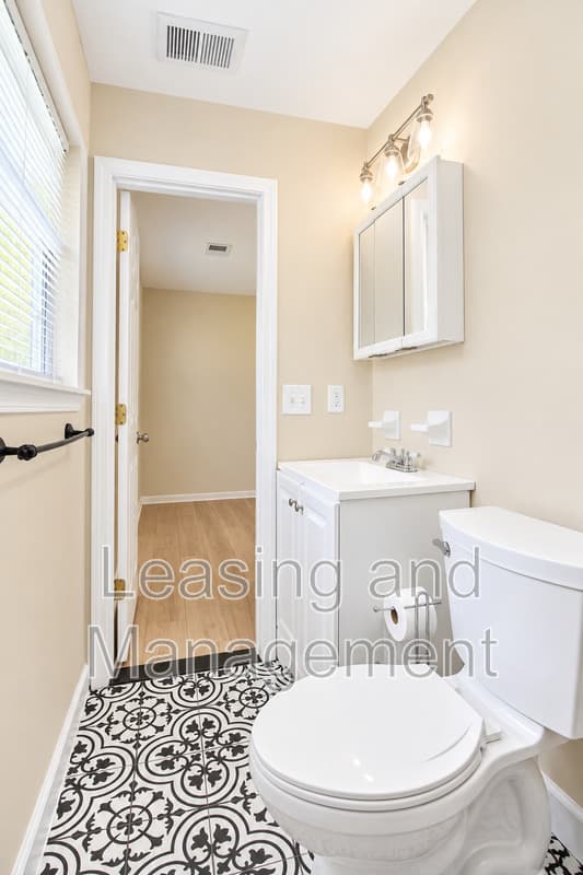 Charleston House: 305 Millcreek Drive