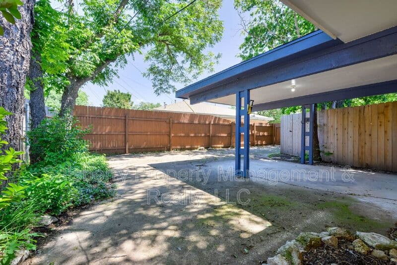 Fort Worth House: 4913 Westlake Drive