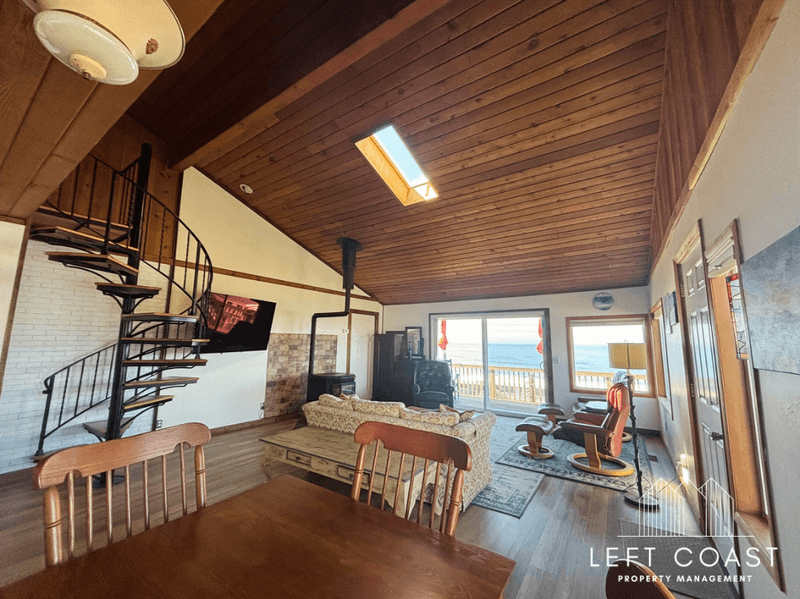 Lincoln City House: 1033 Northwest Inlet Avenue