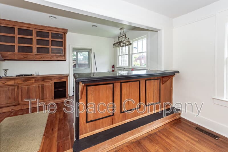 Charleston House: 25 8th Avenue