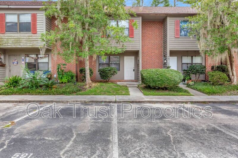 Summerville Townhome: 593 Travelers Blvd