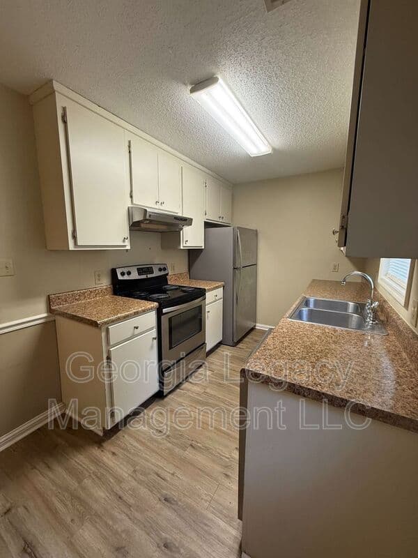 Commerce House: 62 Creekside Drive