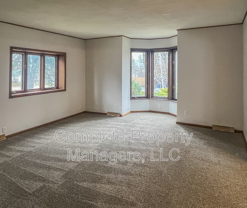 Owatonna House: 118 Franklin Avenue