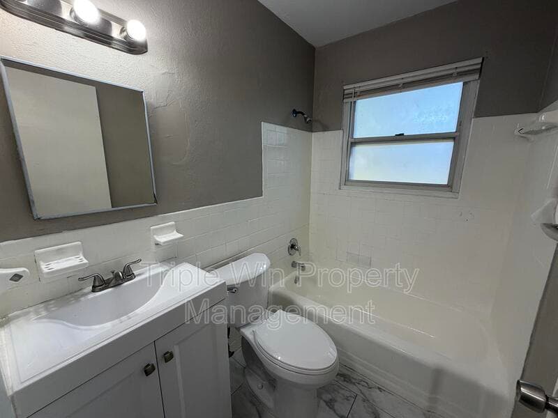 Maryland Heights House: 11490 Essex Ave