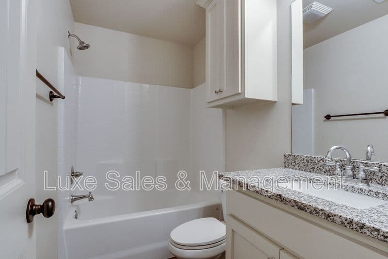 Edmond House: 437 Chalk Hill Ct