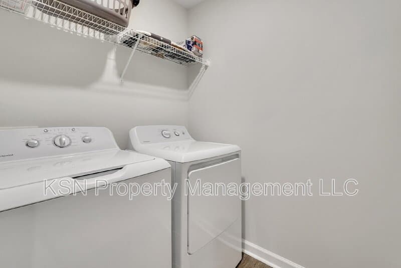 Bloomingdale House: 224 Skylark Rd