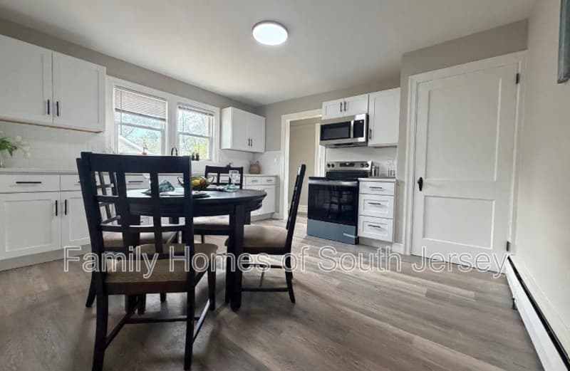 Salem House: 47 S 3rd St