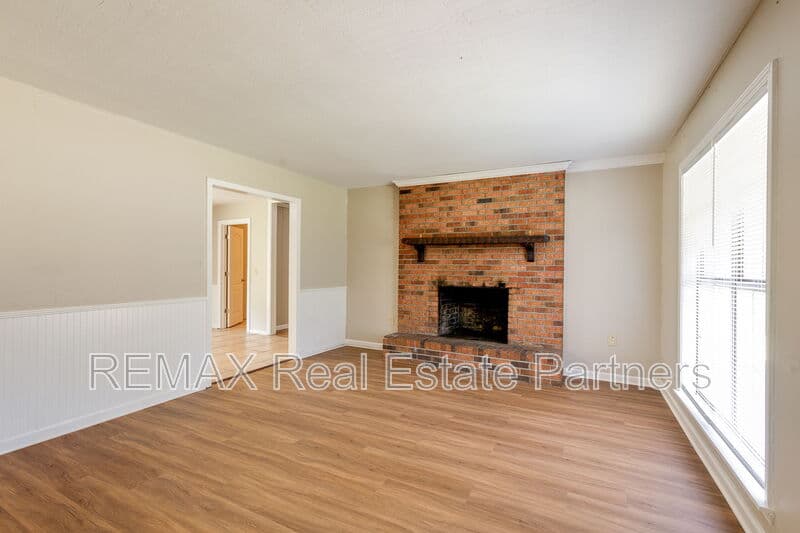 Hattiesburg House: 605 Hacienda Ave