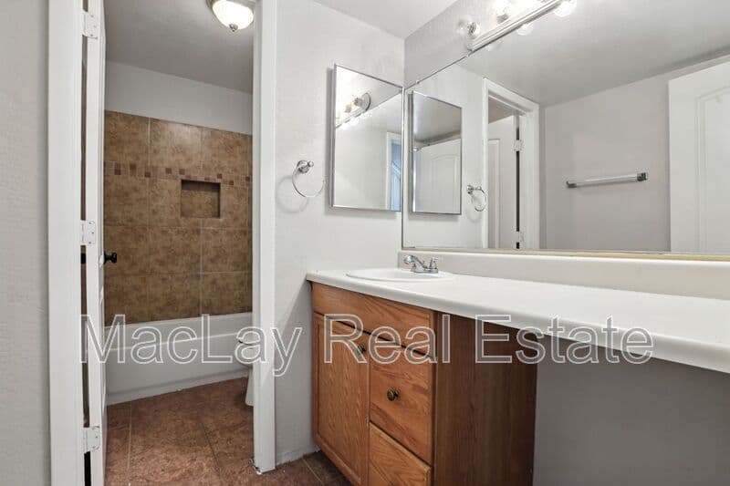 Scottsdale House: 8055 E. Thomas Rd.