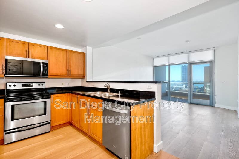 San Diego House: 253 10th Ave