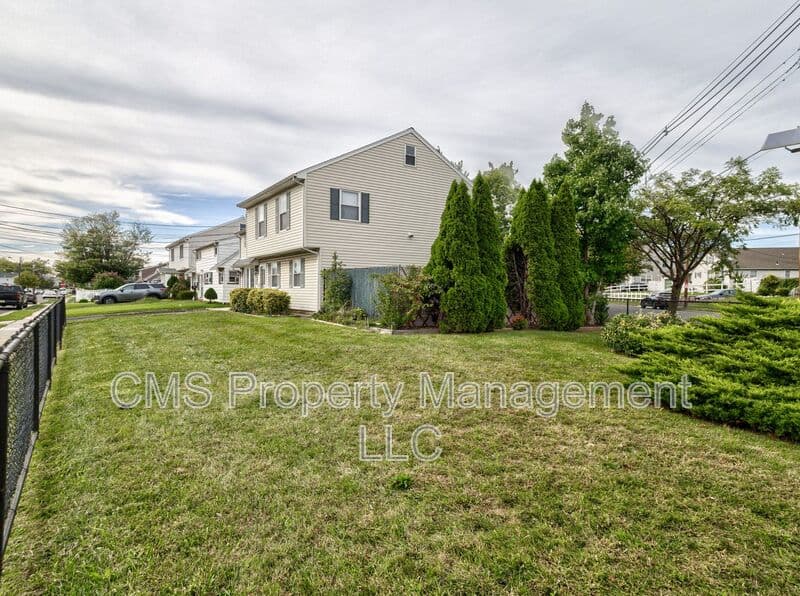 Carteret House: 74 Markowitz St