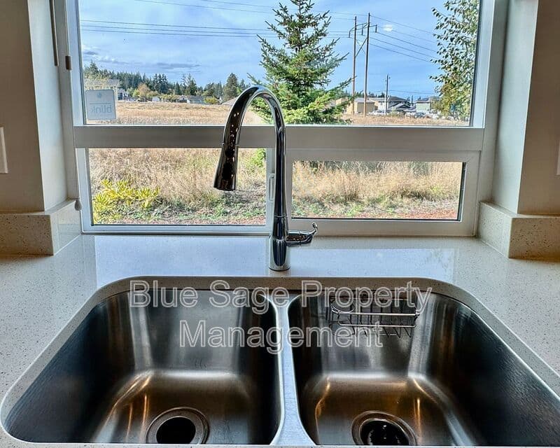 Port Angeles House: 1416 Rook Dr