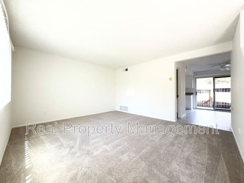 Oceanside Townhome: 2104 Via Sonora
