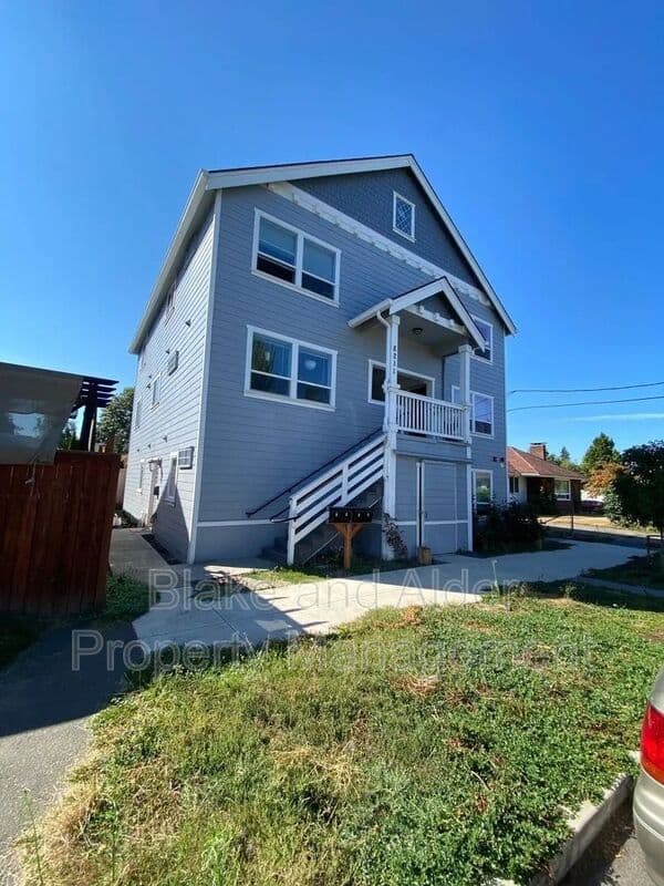 Portland House: 8211 N Montana Ave