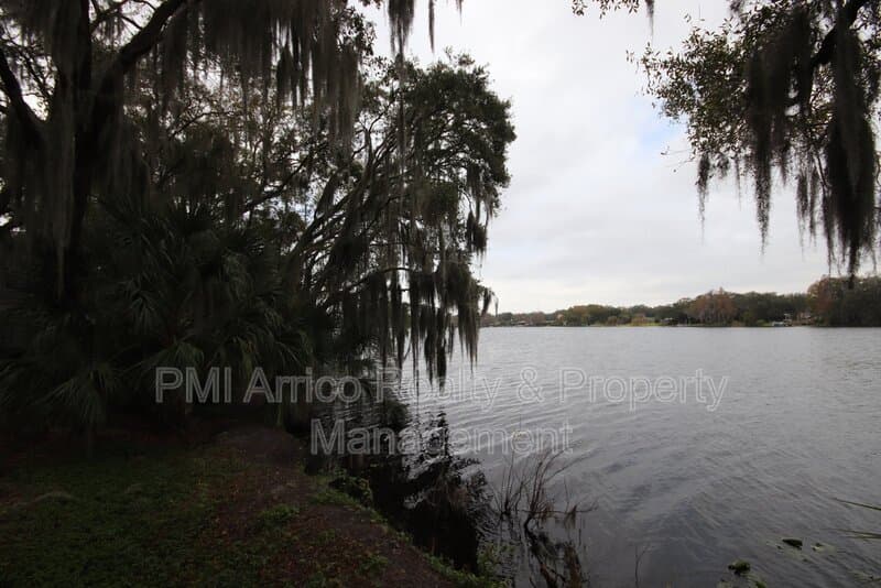 Tampa Townhome: 7430 E Bank Dr