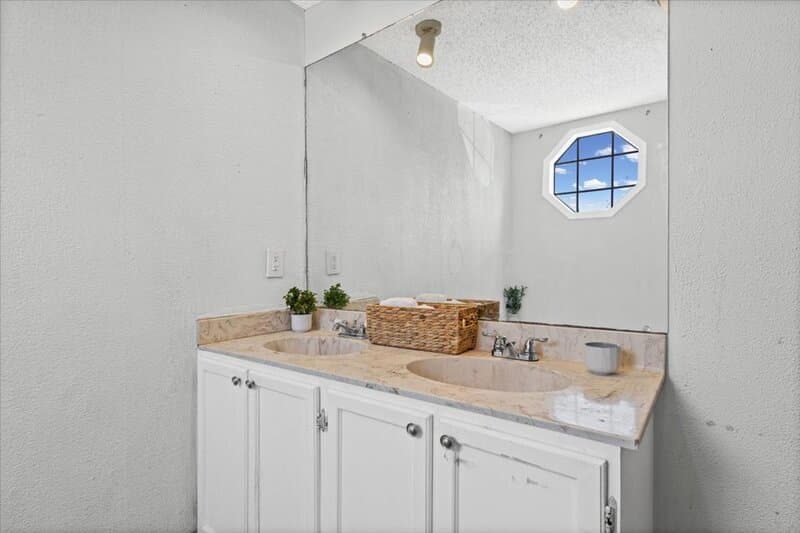 Austin House: 13501 Nutty Brown Road