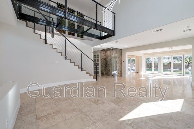 Henderson House: 2485 Sturrock Dr
