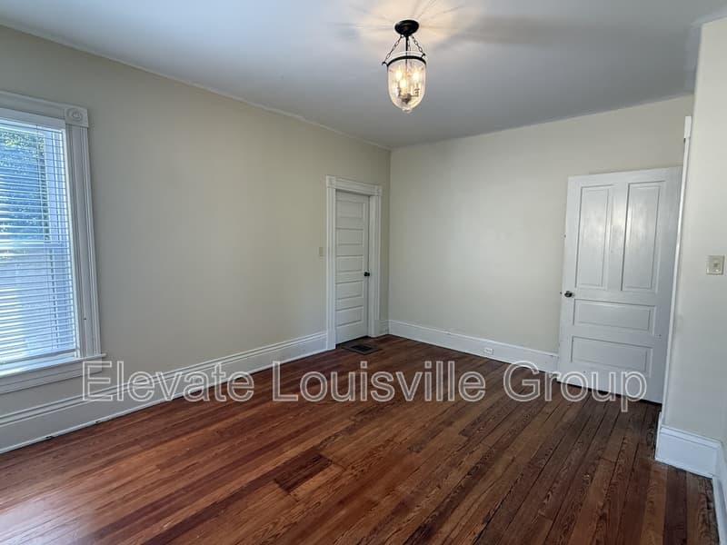 Louisville House: 102 Waverly Court