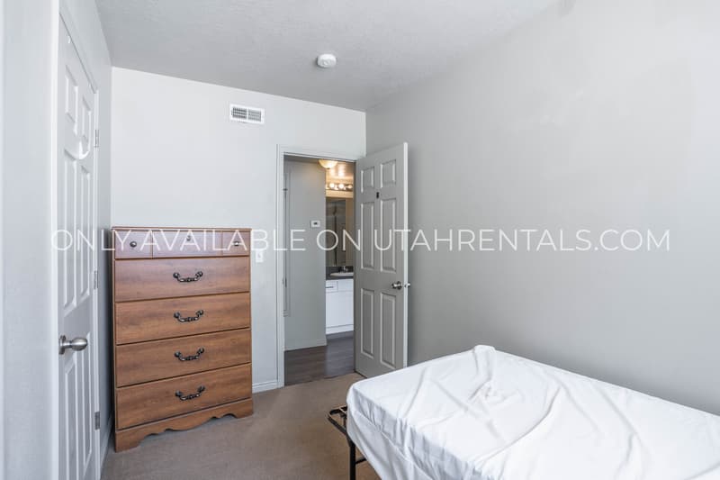 Provo House: 884 E 700 N