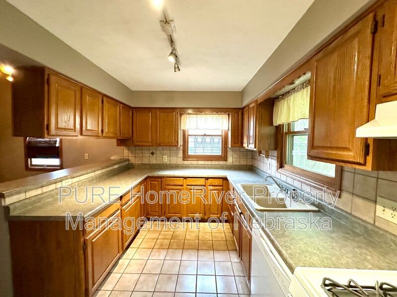 Omaha House: 1009 N 49th Ave