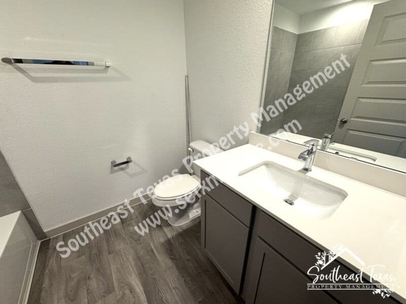 Anahuac House: 111 Lakeway Circle