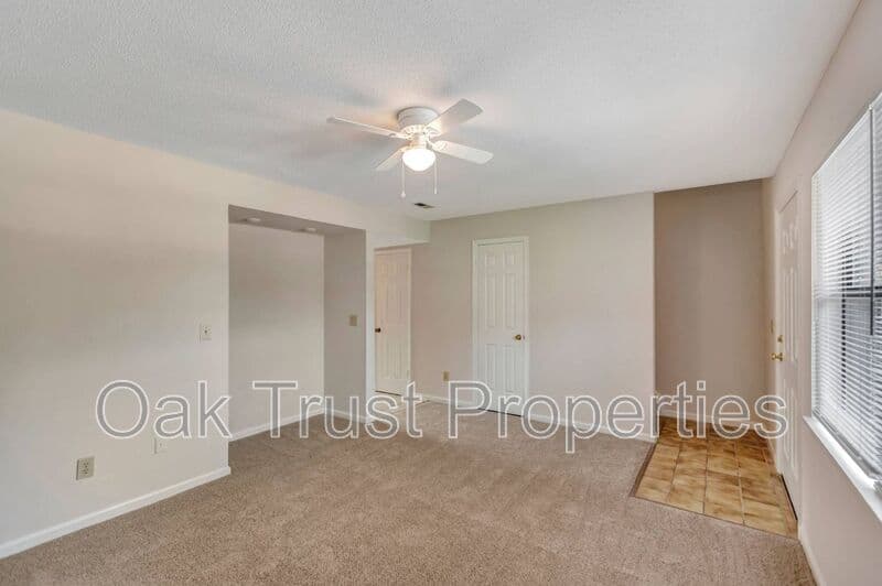 Summerville Townhome: 593 Travelers Blvd