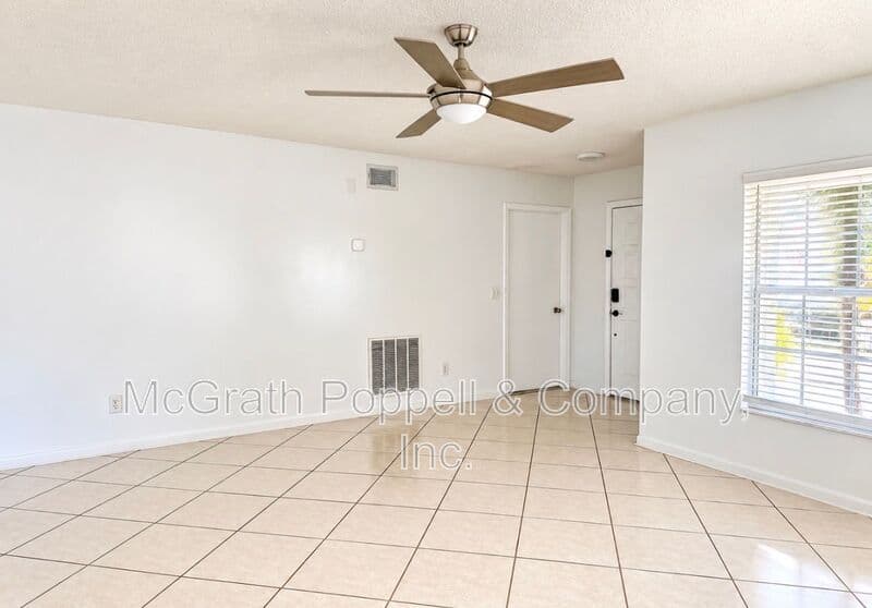 VALRICO House: 516 CAPE COD CIR