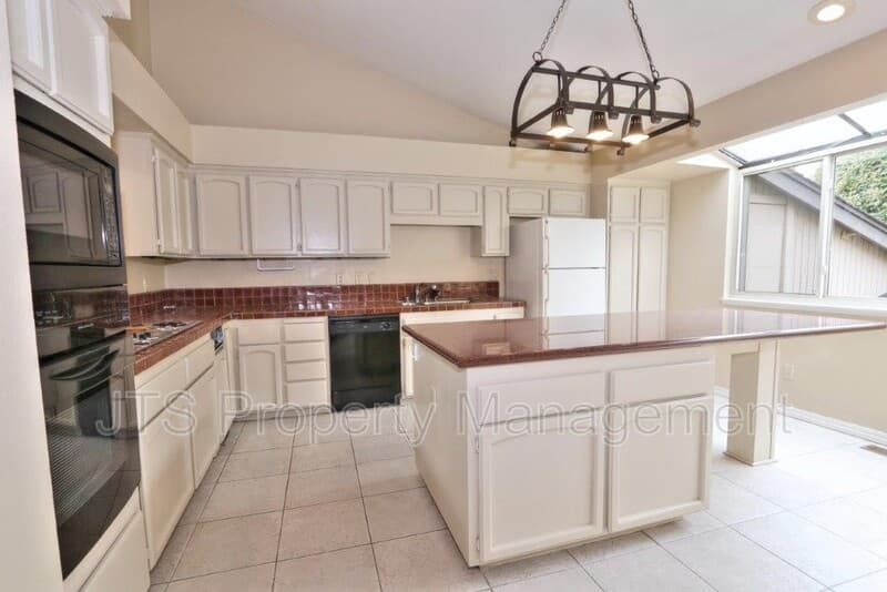 Fair Oaks House: 8944 Cliffside Lane