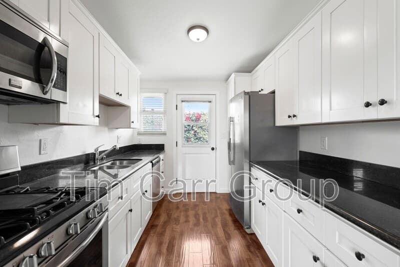 Costa Mesa Condo: 241 E 18th Street