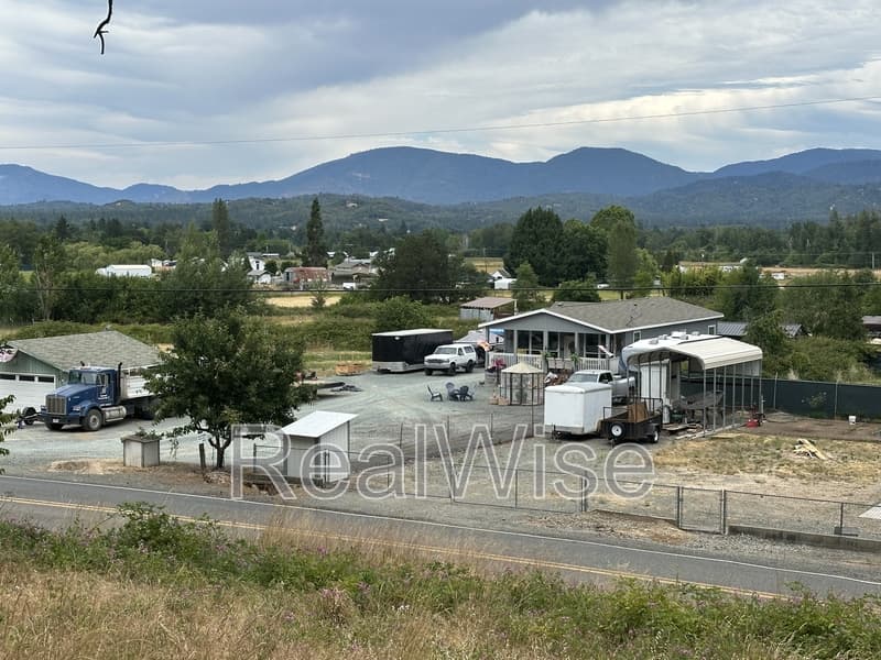 Grants Pass House: 4620 Redwood Ave