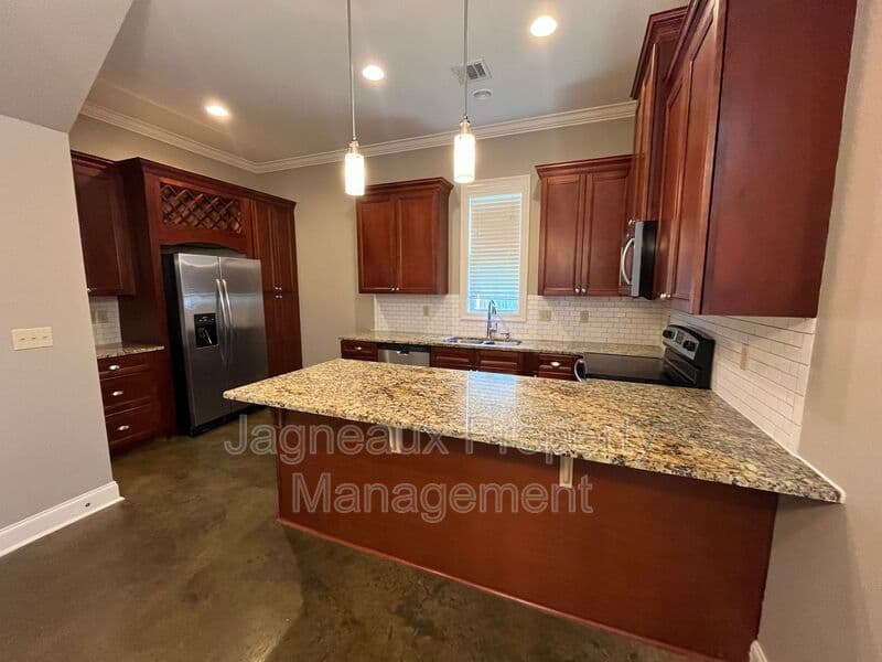 Lafayette House: 114 Hargrave Dr