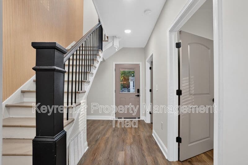 Greensboro House: 814 Douglas St