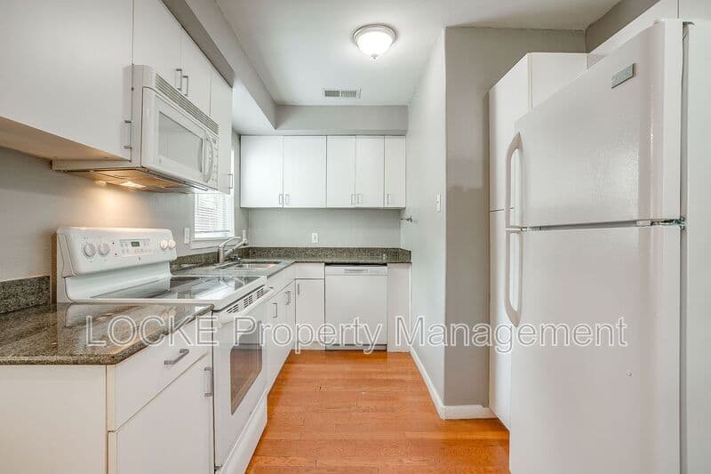 Fort Worth House: 3808 Bryce Ave