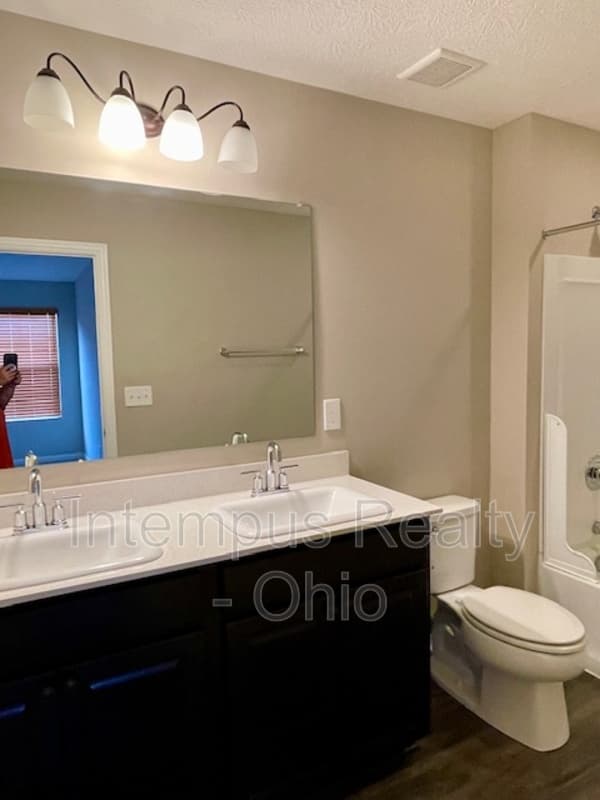 Sunbury House: 7311 Blackwell Dr