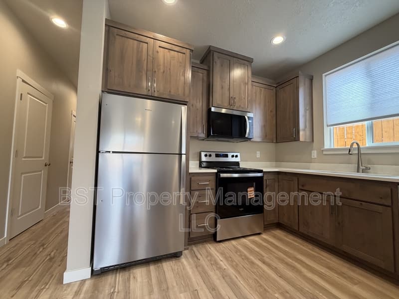 Keizer Townhome: 4035 Filbert St NE, Keizer, OR 97303