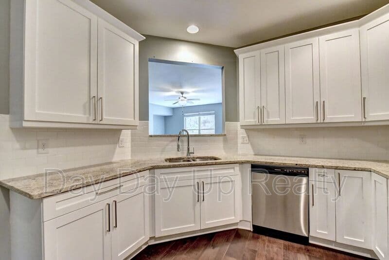 Suwanee House: 5605 Bright Cross Way