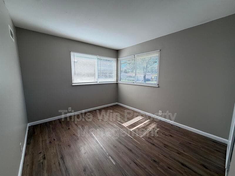 Saint Louis House: 10126 Edgefield Dr