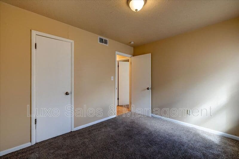 Midwest City House: 116 W. Rose Drive