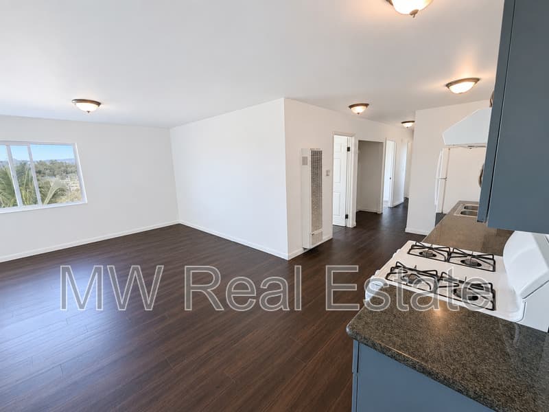 Los Angeles House: 238 E Venon Ave