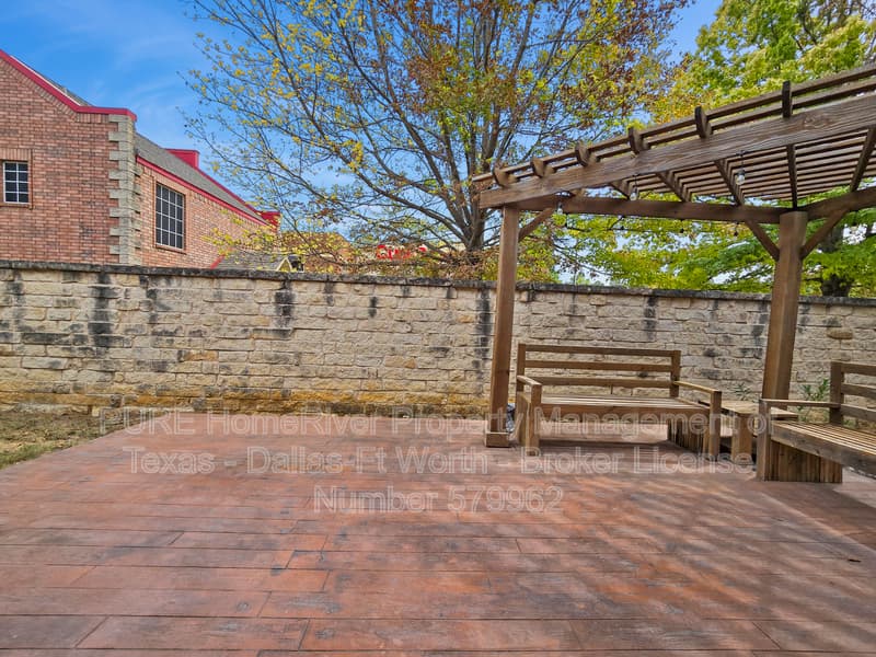 Keller House: 3000 Crestwater Rdg
