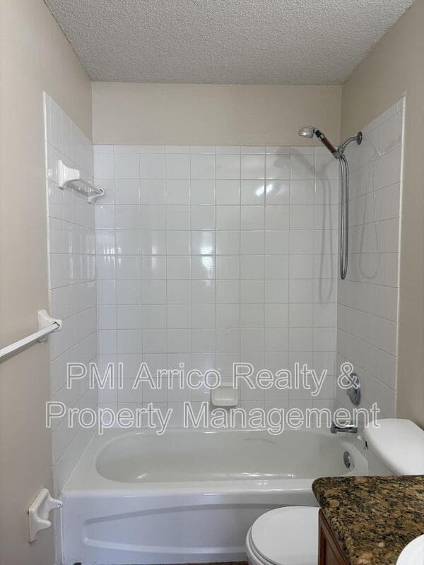 Tampa Townhome: 7430 E Bank Dr