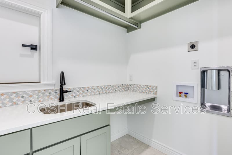 Clearwater House: 459 South Stoney Creek Street