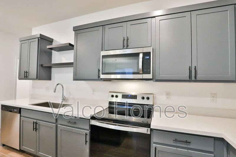 Waddell House: 16886 W Diana Avenue