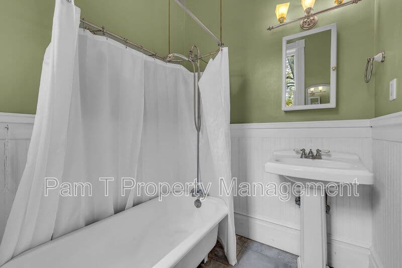 Savannah House: 201 W 37th St