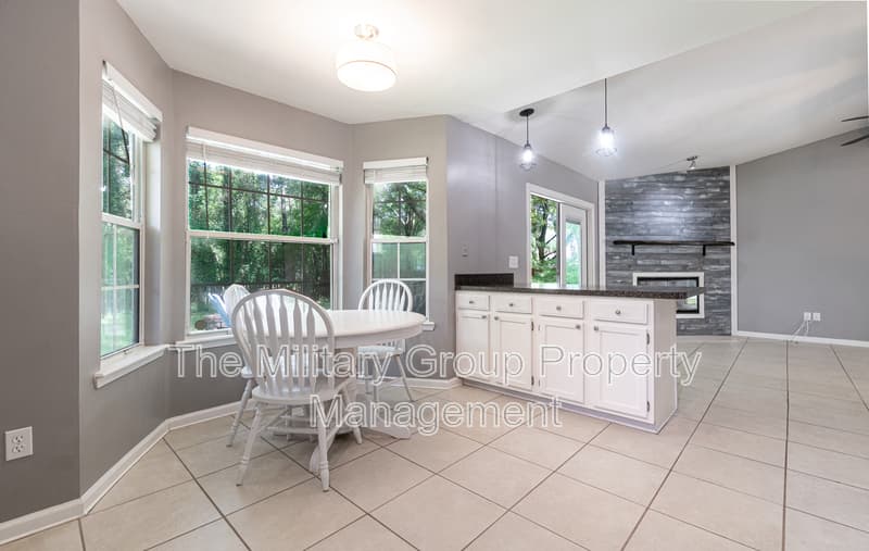 Jacksonville House: 12565 Long Lake Drive