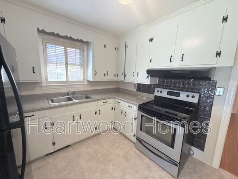 Columbia House: 1213 Deerwood Street