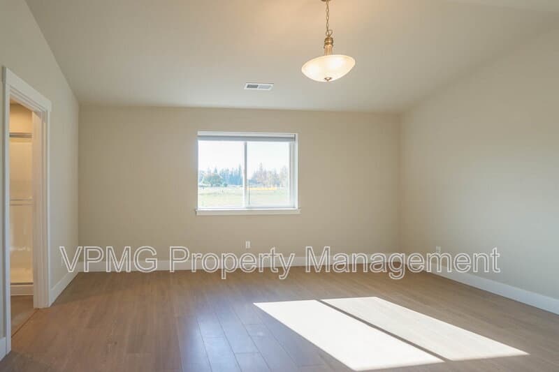 Vancouver House: 4225 NE 183rd St