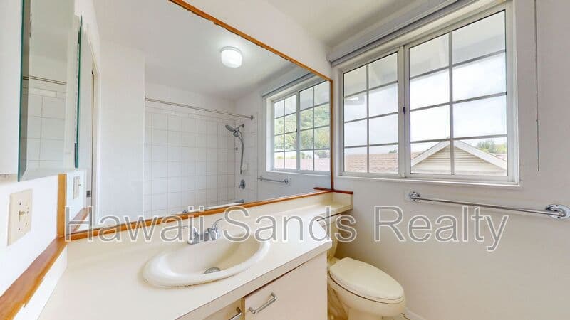Honolulu House: 7452 Makaa Street