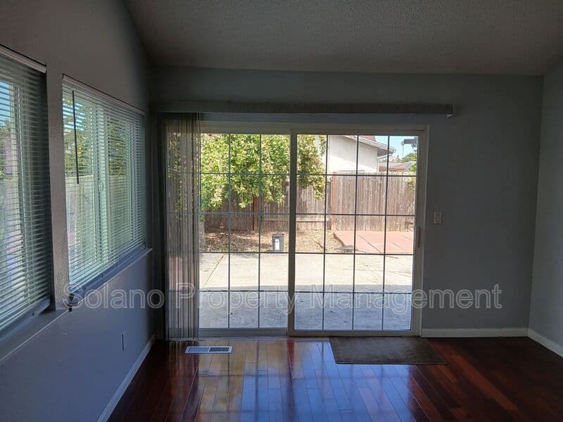 Vallejo House: 400 Mokelumne Drive
