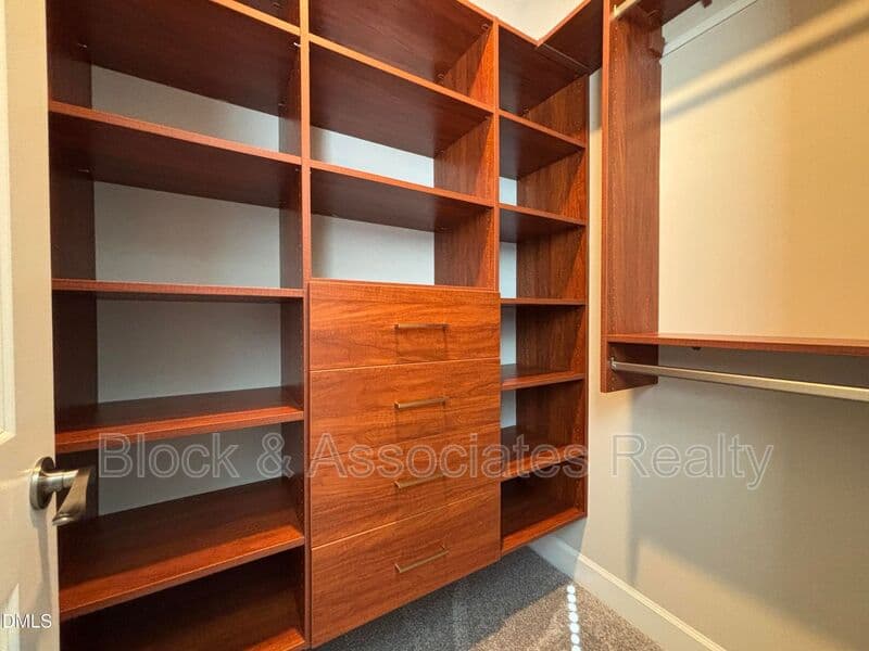 Wake Forest House: 2020 Edens Ridge
